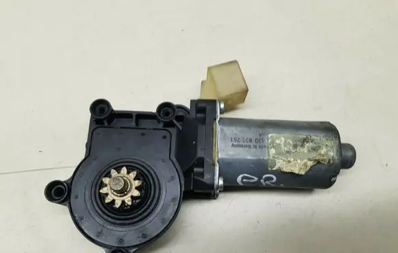 Volvo XC70 Front door window regulator motor 0130821761