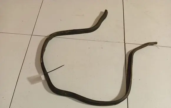 Mercedes-Benz CLS C219 Engine compartment rubber 