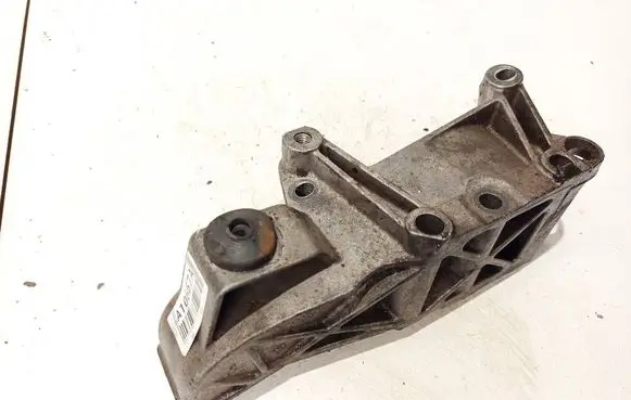 Engine mounting bracket