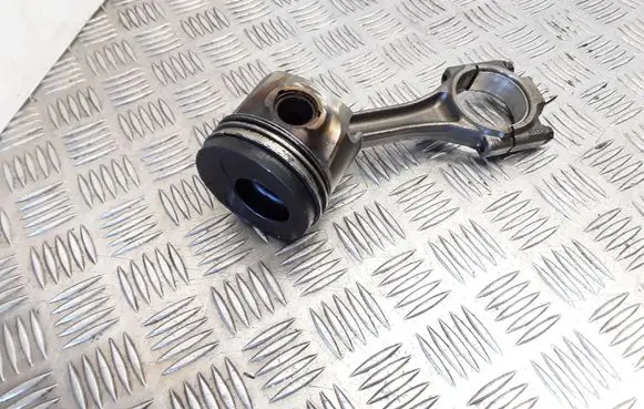 Volkswagen Golf V Piston with connecting rod
