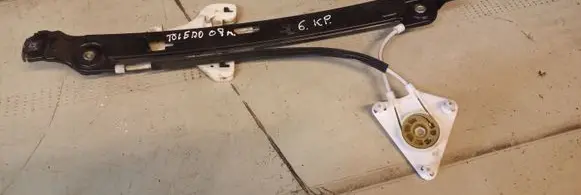 Rear window lifting mechanism without motor