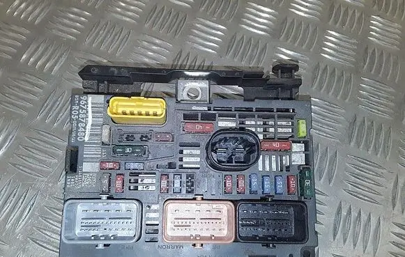 Peugeot Partner Fuse module 9675878480