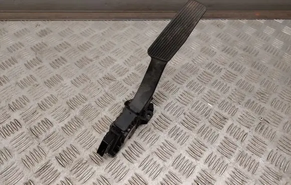 Chrysler Pacifica Accelerator throttle pedal 04581677AB
