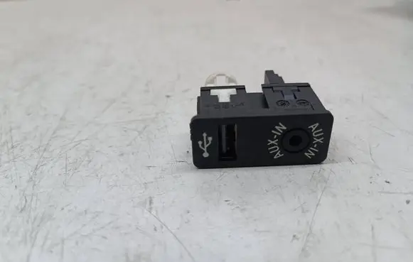 BMW 1 F20 F21 AUX in-socket connector 9229246 84109229246