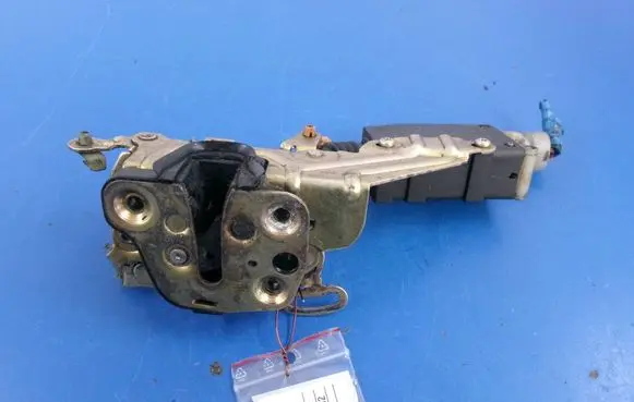 Opel Astra F Front door lock