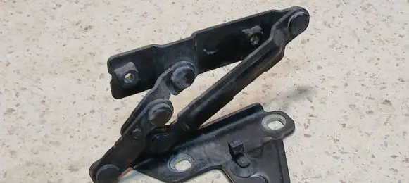 Engine bonnet/hood hinges