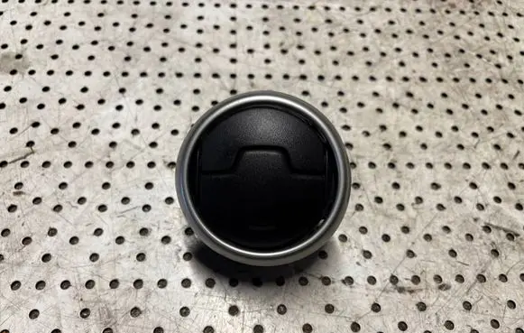 Nissan Qashqai Dash center air vent grill 