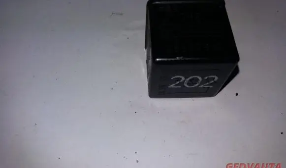 Volkswagen PASSAT B5 Other relay 8A0951253