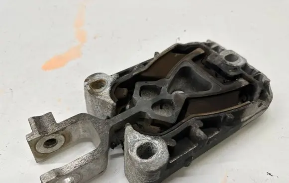 Ford Focus Engine mount bracket