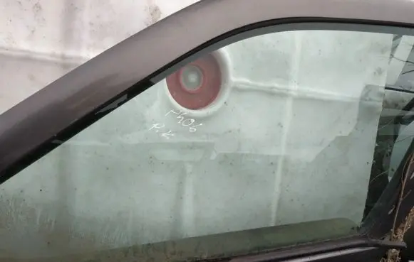 Peugeot 406 Front door window glass four-door