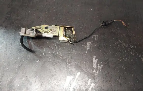 Volkswagen PASSAT B5.5 Tailgate exterior lock 3B9827297A 3B0959781D 3B5827061C