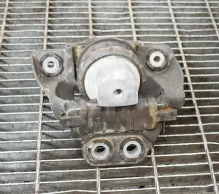 Volvo XC90 Engine mount bracket 31330588