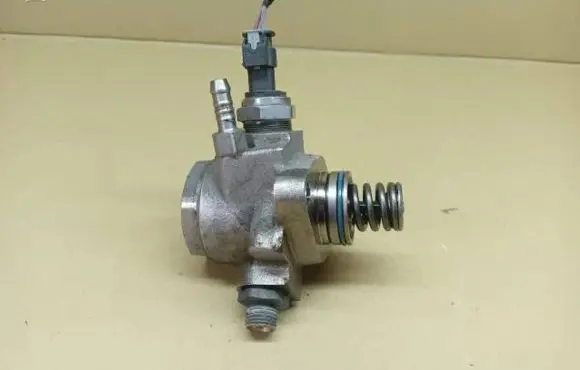 Skoda Fabia Mk3 (NJ) Fuel injection high pressure pump 04E127026AT HFS03441M 0647297