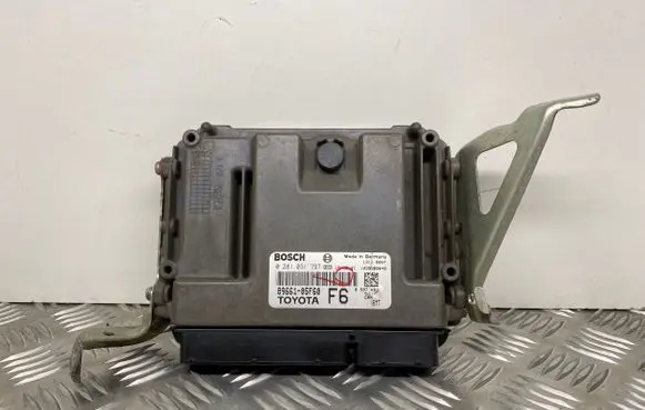 Toyota Avensis T270 Engine control unit/module 8966105F60 0281031797