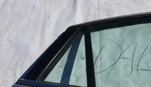 Rear vent window glass
