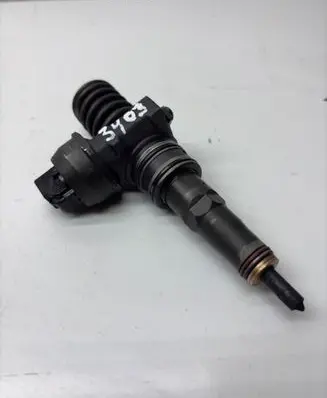 Volkswagen Golf V Fuel injector 038130073