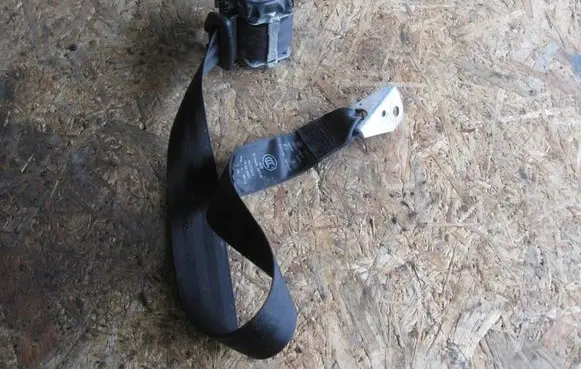 Volkswagen Jetta V Rear seatbelt 1K5857805B