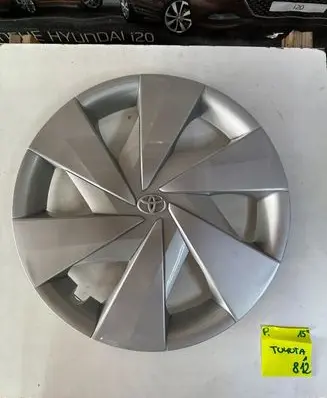 Toyota Yaris R15 wheel hub/cap/trim 