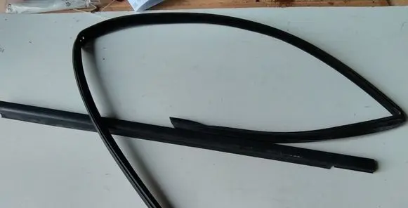 Mercedes-Benz C AMG W203 Rubber seal front door window/glass 