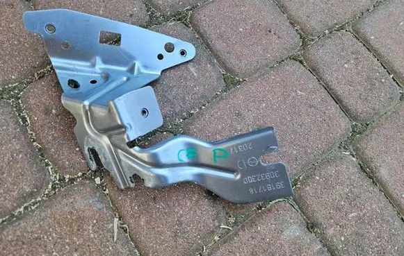 Opel Corsa F Fender mounting bracket 39181718