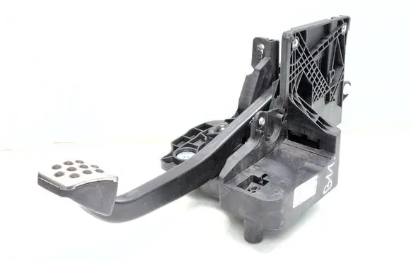 Opel Insignia B Clutch pedal 84393097 662575039 14017234