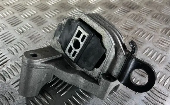 Volvo XC90 Engine mount bracket 301448629