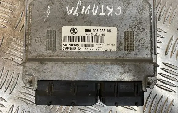 Skoda Octavia Mk1 (1U) Engine control unit/module 06A906033BG 5WP4015602 33A4600