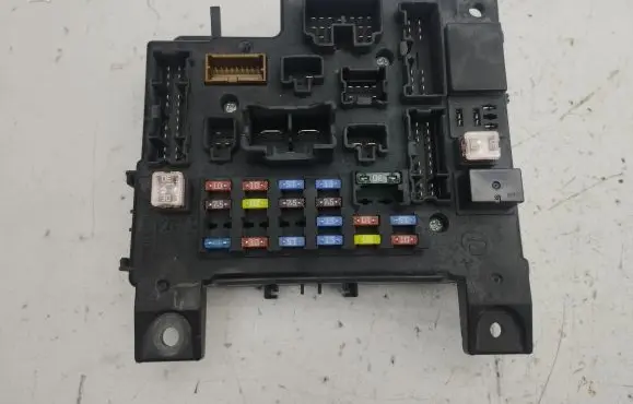 Peugeot 4007 Fuse module 8637A320