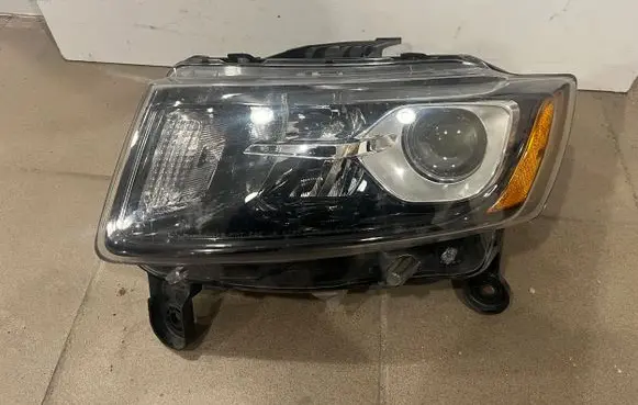 Jeep Cherokee Headlight/headlamp 68236109AC