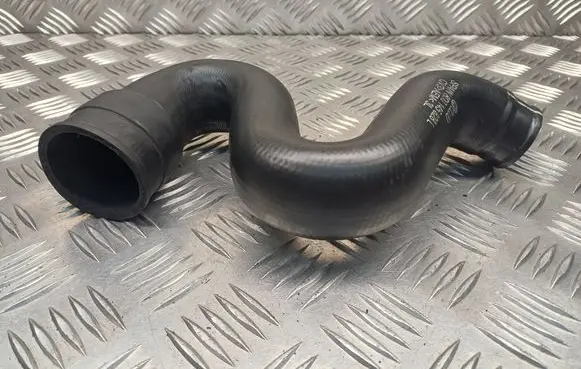 Volkswagen PASSAT B5.5 Intercooler hose/pipe 8D0145828L