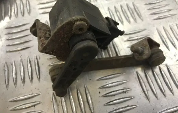 Mercedes-Benz E W211 Air suspension front height level sensor A0105427717