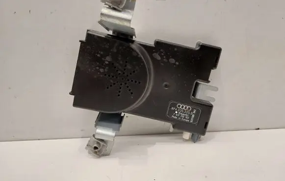 Audi A3 S3 8P Aerial antenna amplifier 8P4035225D 7617310103
