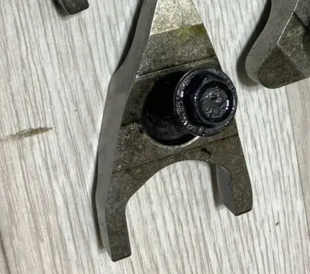 Mitsubishi Pajero Fuel Injector clamp holder