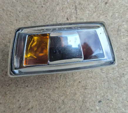 Front fender indicator light