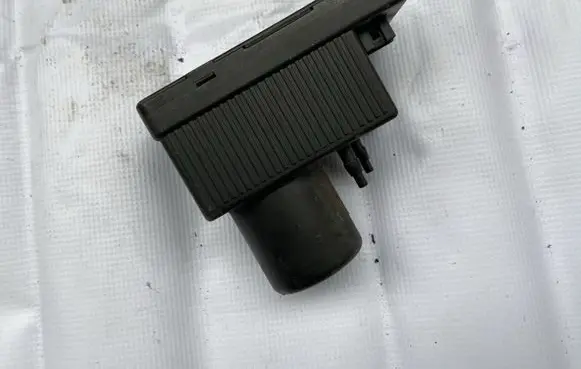 Mercedes-Benz E W211 Central locking vacuum pump A2038000048 2038000048