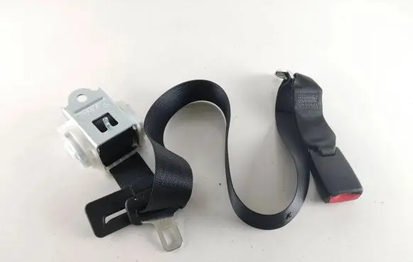 Dodge Challenger Middle seatbelt (rear) 7306112637A