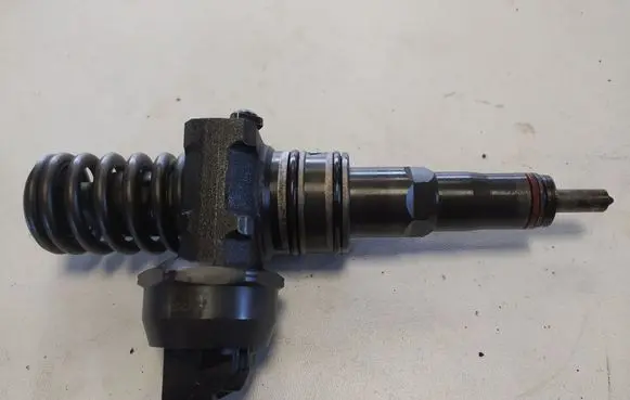 Volkswagen Golf V Fuel injector 038130073AS