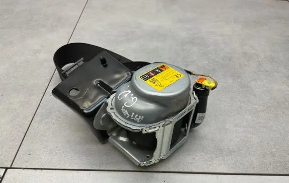 Opel Astra K Rear seatbelt 