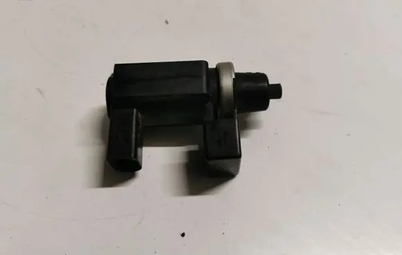Volkswagen PASSAT B5.5 Vacuum valve 8E0906628
