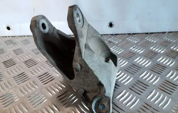 Nissan Juke I F15 Engine mounting bracket
