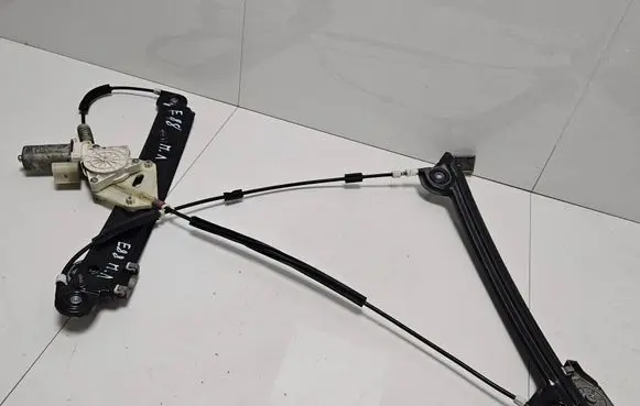 BMW 1 E82 E88 Front door window regulator motor 6978845 E840311608B 9030251