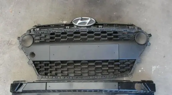 Hyundai i10 Front bumper upper radiator grill brak