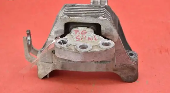 Engine mount vacuum valve