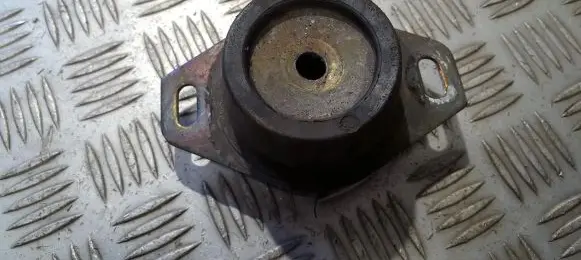 Peugeot 307 Engine mount bracket