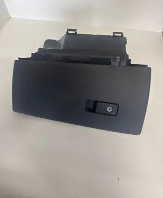 Volvo V70 Glove box 39831339