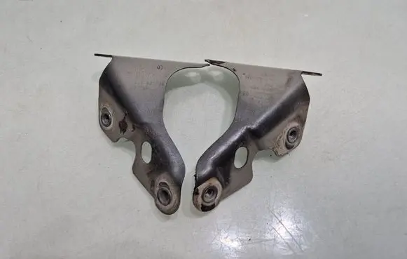 Audi Q7 4L Fender mounting bracket 4L0821135 4L0821136