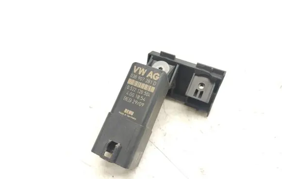 Volkswagen Golf Plus Glow plug pre-heat relay 038907281D 0522120504