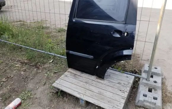 Dodge Nitro Rear door