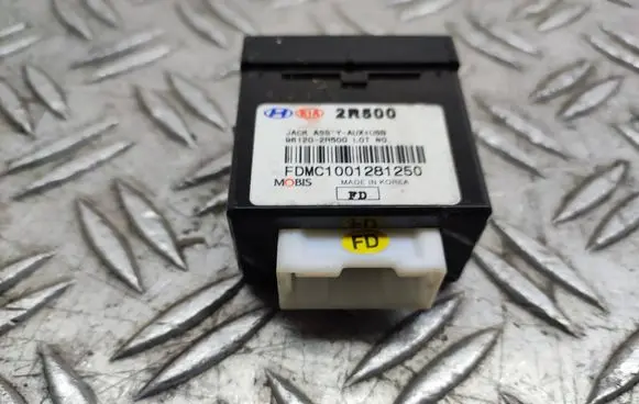 Hyundai i30 AUX in-socket connector 961202R500 FDMC1001281250