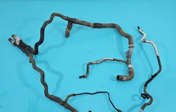 Engine coolant pipe/hose